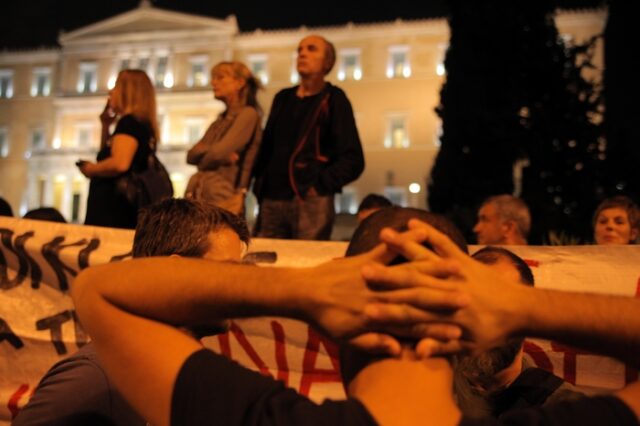 Economist: Αναγκαία η περαιτέρω μείωση του χρέους της Ελλάδας