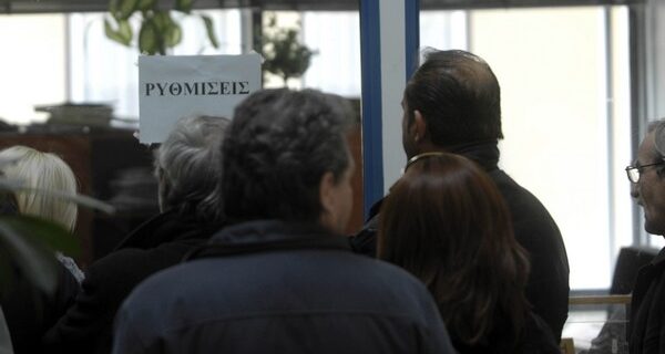 Πότε η εφορία θα βάζει χέρι στις καταθέσεις