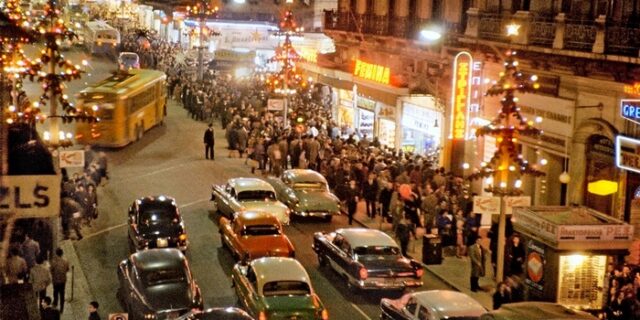 Αθήνα, Χριστούγεννα 1960: Η φωτογραφία που κάνει το γύρο του Διαδικτύου