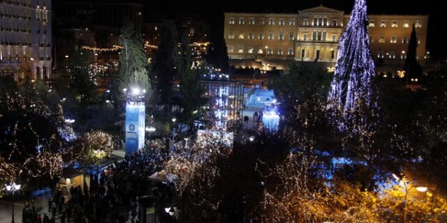 Γιορτάζουμε παρά την κρίση. Φωταγωγήθηκε το Σύνταγμα