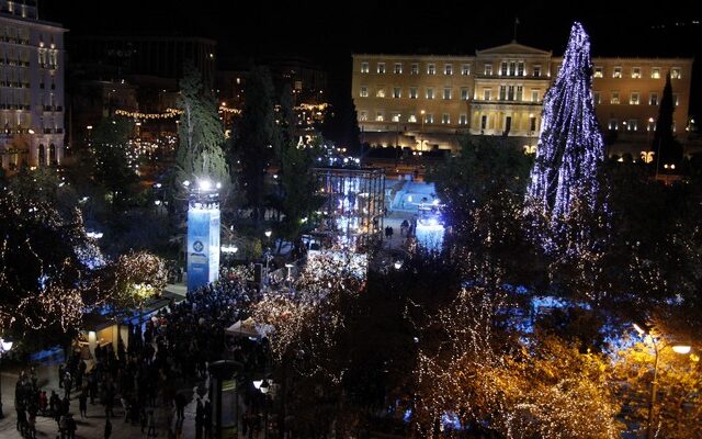 Γιορτάζουμε παρά την κρίση. Φωταγωγήθηκε το Σύνταγμα