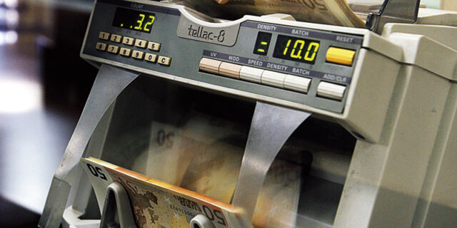 Εφοριακοί “φυγάδευσαν” εκατ. ευρώ σε τράπεζες του εξωτερικού