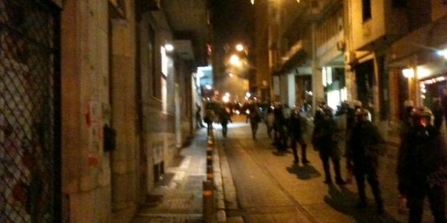 Μολότοφ σε διμοιρίες των ΜΑΤ στα Εξάρχεια