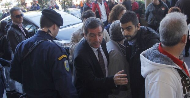 Επίθεση στο Γιώργο Καμίνη στο κέντρο της Αθήνας