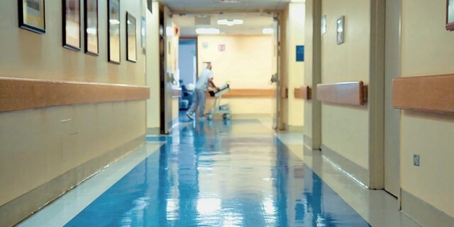 Την περίμεναν στο σπίτι της και τη χτύπησαν βάναυσα