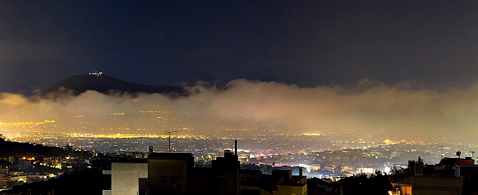 Ένα τεράστιο πέπλο αιθαλομίχλης “πνίγει” τον αττικό ουρανό