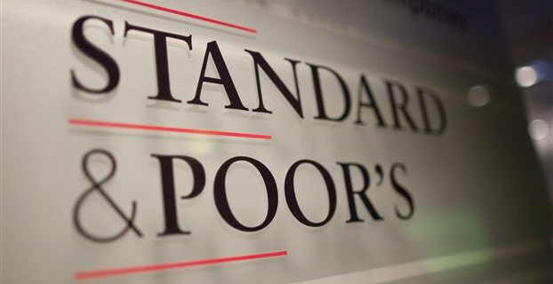 Άρχισαν οι απειλές: Η S&P σκέφτεται να υποβαθμίσει την πιστοληπτική ικανότητα της Ελλάδας