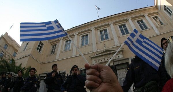 ΣτΕ: Κατατέθηκε η πρώτη αγωγή δικαστή κατά του Μνημονίου ΙΙΙ