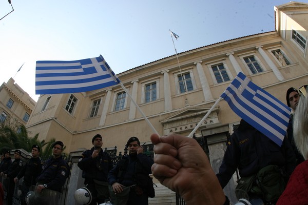 ΣτΕ: Κατατέθηκε η πρώτη αγωγή δικαστή κατά του Μνημονίου ΙΙΙ