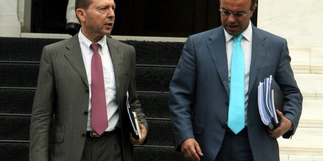 Η κυβέρνηση αποσύρει το σενάριο για φόρο 45% σε εισοδήματα από 26.000€