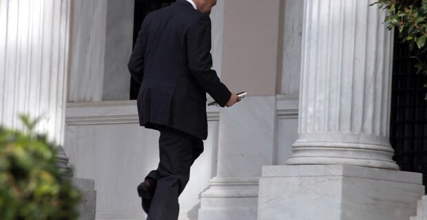 “Γόρδιος δεσμός” για την τρικομματική η φορολόγηση ενοικίων και ελεύθερων επαγγελματικών