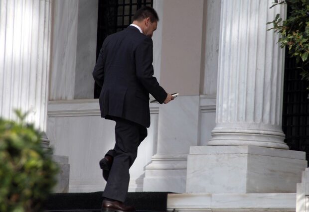 “Γόρδιος δεσμός” για την τρικομματική η φορολόγηση ενοικίων και ελεύθερων επαγγελματικών
