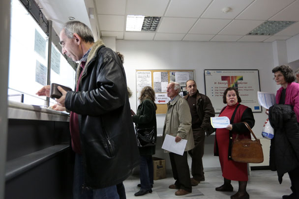 Ουρές στις τράπεζες για την εξόφληση των τελών κυκλοφορίας