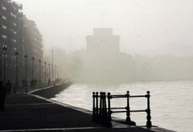 Θεσσαλονίκη: Πέπλο ομίχλης πάνω από την πόλη