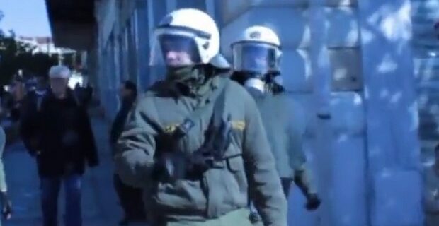 Βίντεο: Άσεμνες χειρονομίες από άνδρα των ΜΑΤ σε μαθητές