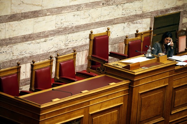 Υπάλληλοι Βουλής: Το συνταξιοδοτικό καθεστώς μας είναι δυσμενέστερο από των δημοσίων υπαλλήλων