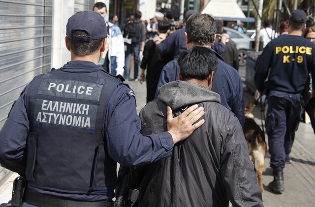 Σύλληψη αστυνομικών για εκβιασμό αλλοδαπών