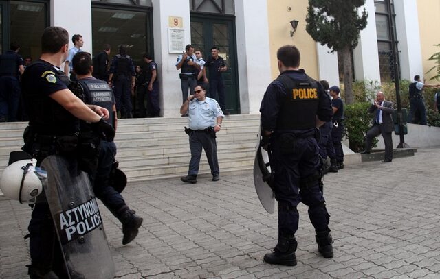Ελεύθερη η 25χρονη που κατηγορείται για τους ”Πυρήνες της Φωτιάς”