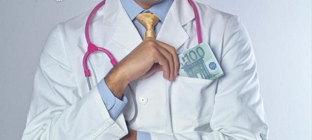 Χειροπέδες σε γιατρό δημόσιου νοσοκομείου για φακελάκι