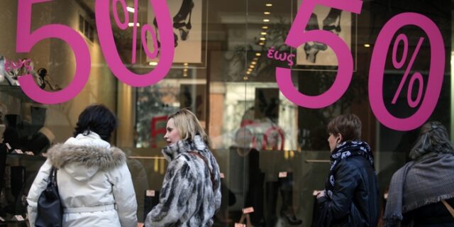 Την Τρίτη ξεκινούν οι χειμερινές εκπτώσεις