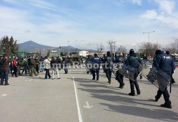 Μπλόκο ΜΑΤ σε αγρότες για να μην κοπεί η Ελλάδα στα δύο