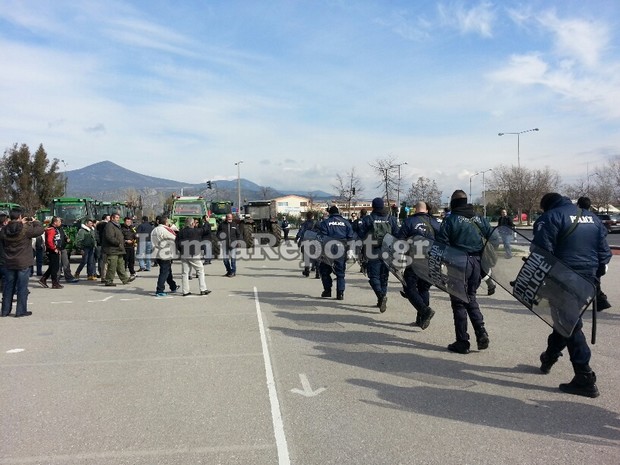 Μπλόκο ΜΑΤ σε αγρότες για να μην κοπεί η Ελλάδα στα δύο