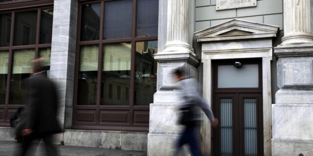 “Βουτιά” στα επιτόκια των καταθέσεων