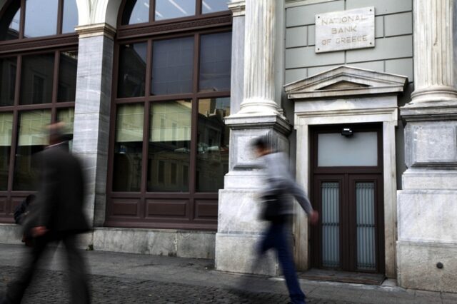 “Βουτιά” στα επιτόκια των καταθέσεων