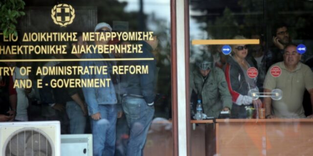 Τσουνάμι μετατάξεων στα υπουργεία
