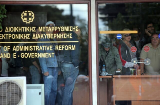 Τσουνάμι μετατάξεων στα υπουργεία
