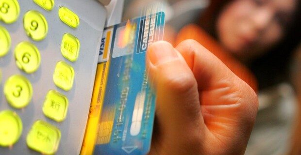 Με κάρτα όλες οι συναλλαγές άνω των 500 ευρώ