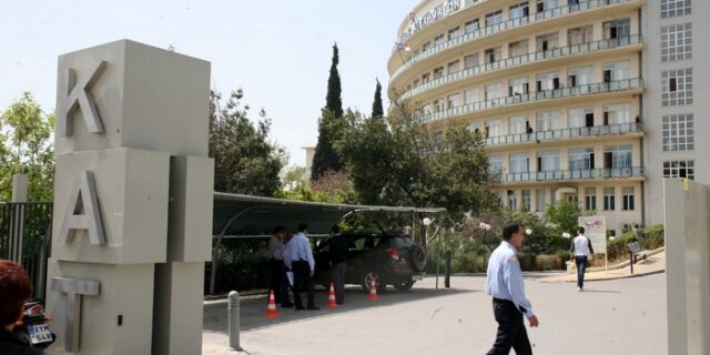 EKAB: Χρησιμοποιούν ως πάρκινγκ το ελικοδρόμιο στο ΚΑΤ