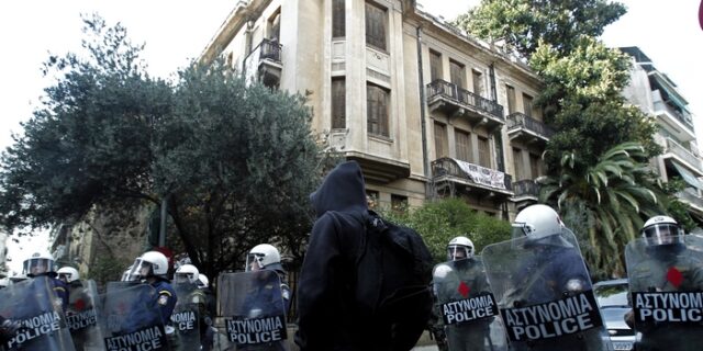 Η στρατηγική της έντασης και τα χίλια μπουκάλια