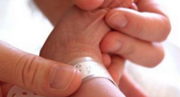 Ελλάδα: 25.000 παιδιά έρχονται στον κόσμο κάθε χρόνο από ανασφάλιστους γονείς