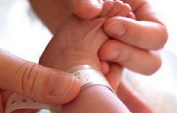 Ελλάδα: 25.000 παιδιά έρχονται στον κόσμο κάθε χρόνο από ανασφάλιστους γονείς