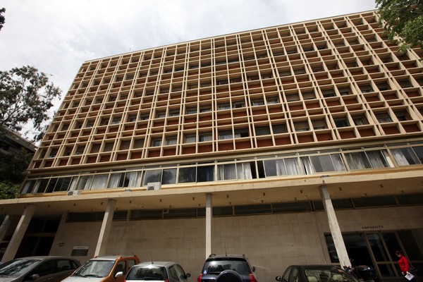 Η τρόικα απειλεί με λουκέτο ΝΙΜΙΤΣ και Ναυτικό νοσοκομείο