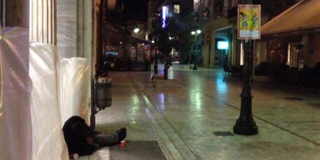 Βίντεο: Άστεγος κοιμάται σε παγωμένο πεζόδρομο στην Πάτρα