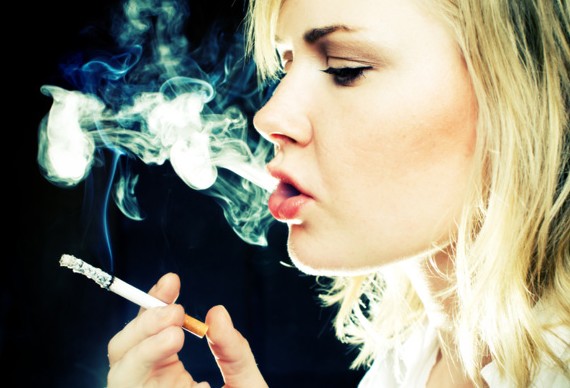 Οι γυναίκες που καπνίζουν σαν άνδρες, πεθαίνουν και σαν άνδρες