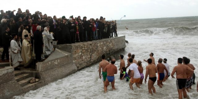 Ευτράπελα στα Θεοφάνεια στη Ναύπακτο