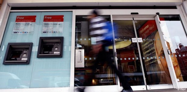 Κλέφτες πήραν 80.000 ευρώ από γιαγιά που έκανε ανάληψη και τα κατέθεσαν πίσω στην Τράπεζα