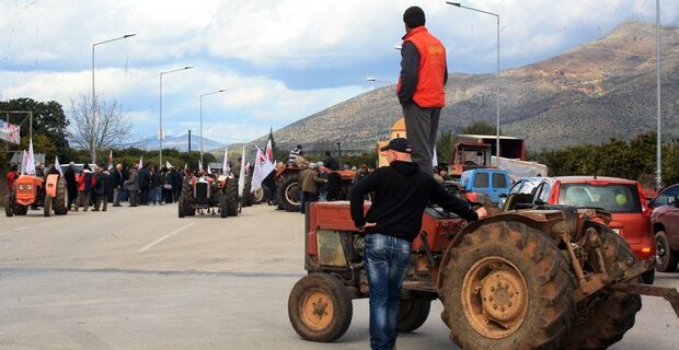 Τα τρακτέρ επέστρεψαν. Παραστάσεις διαμαρτυρίας στη Θεσσαλία