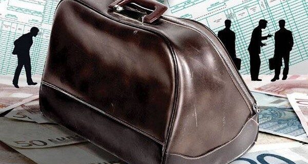 Οι μισοί Έλληνες κατηγορούν για φοροδιαφυγή τους άλλους μισούς