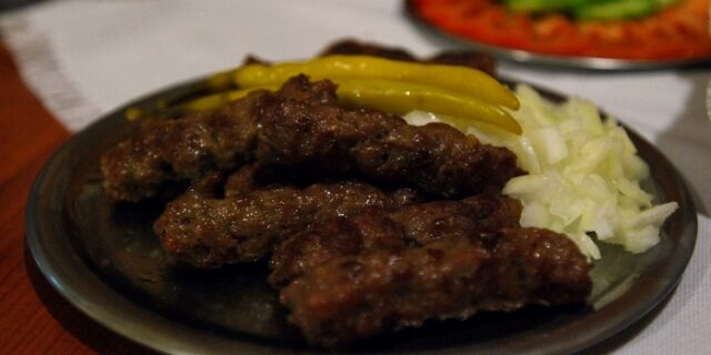 DNA αλόγου σε συσκευασμένο κεμπάπ και σαλάμια