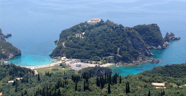 Ινδός οικονομολόγος στο QZ: Πουλήστε Ρόδο, Κέρκυρα και Λέσβο για να σωθείτε