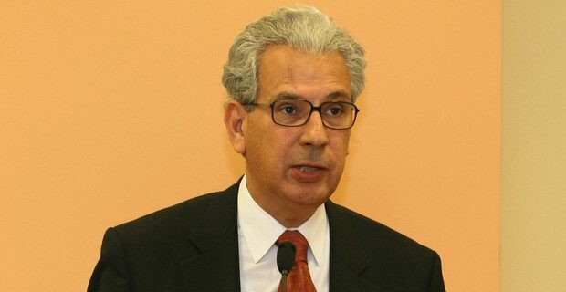 Ο καλοπληρωμένος Γ. Μέργος, που θεωρεί “υψηλό” τoν κατώτατο μισθό