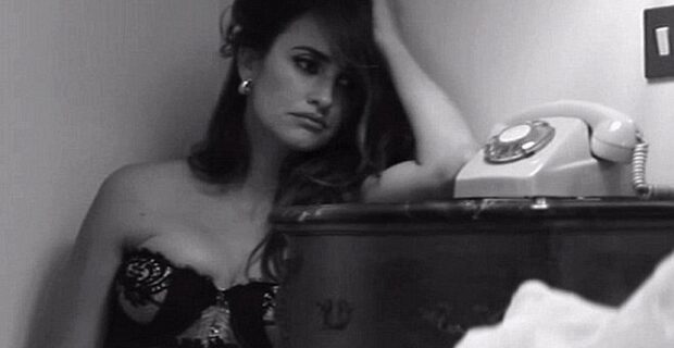 H Πενέλοπε Κρουζ τραγουδάει ένα ερωτικό ”αντίο” σε μια σχέση