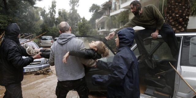 Reuters: Καρέ – καρέ η δραματική διάσωση γυναίκας στο Χαλάνδρι