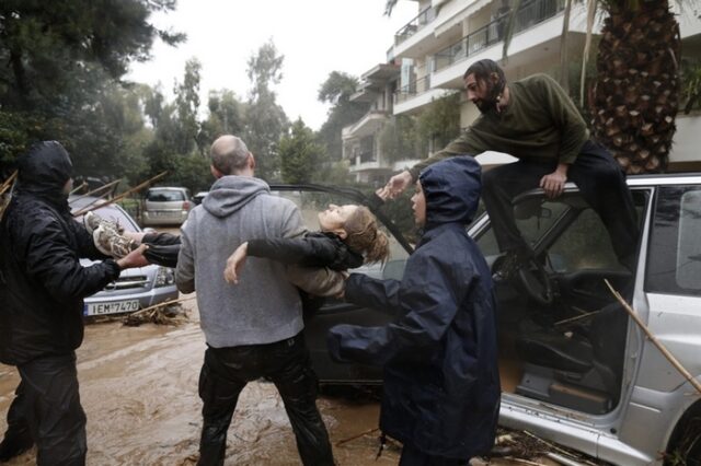 Reuters: Καρέ – καρέ η δραματική διάσωση γυναίκας στο Χαλάνδρι