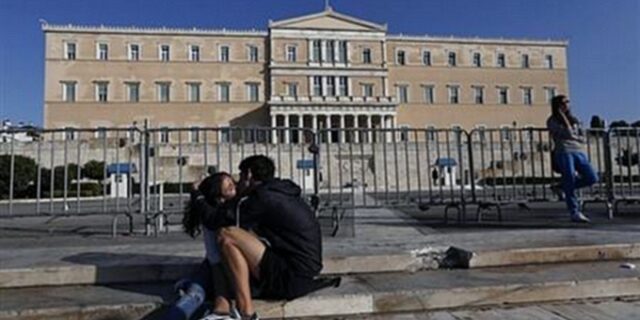 Reuters: Η κρίση αναγκάζει τους Έλληνες να “κόβουν” από γάμους και κηδείες