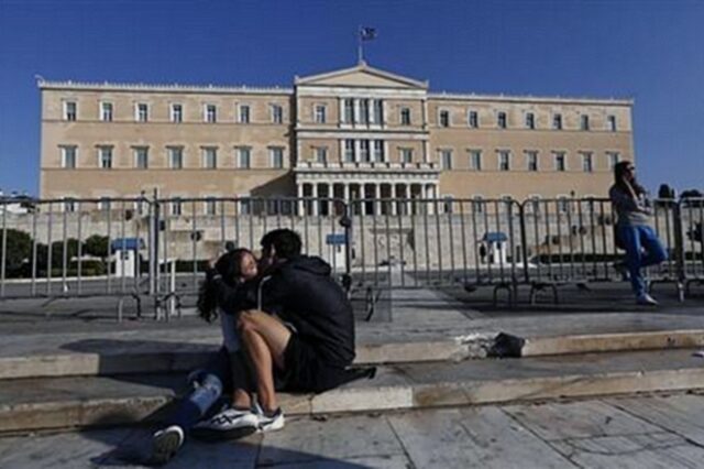 Reuters: Η κρίση αναγκάζει τους Έλληνες να “κόβουν” από γάμους και κηδείες